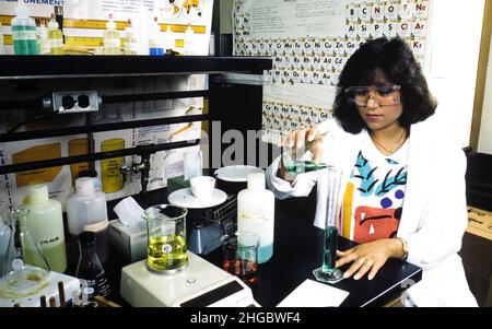 Austin, Texas États-Unis: Étudiant hispanique en laboratoire scientifique, Université Saint Edwards, Austin.©1987 Bob Daemmrich Banque D'Images