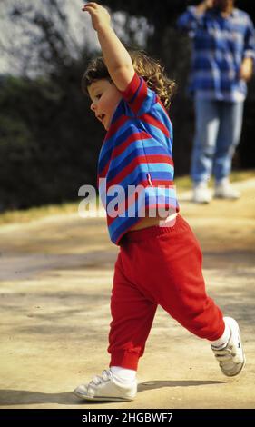 Austin, Texas États-Unis: Garçon de 20 mois apprend à courir en toute sécurité sur le béton.©1995 Bob Daemmrich Banque D'Images