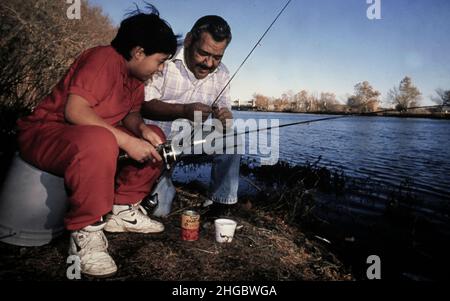 Austin, Texas États-Unis: Grand-père hispanique et garçon de 6 ans pêche à Town Lake, Austin.M. RE-346 ©1989 Bob Daemmrich Banque D'Images