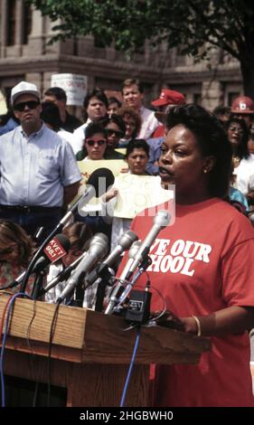 Austin Texas USA,1992: Une femme noire prend la parole lors d'un rassemblement de protestation contre le projet des législateurs de fermer une école résidentielle publique pour les personnes handicapées à Mexia, Texas. ©Bob Daemmrich Banque D'Images