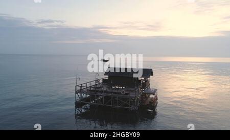 Vue panoramique sur une plage tropicale avec bungalow sur la mer, île de Colon, mer des Caraïbes.Beach Cottage sur l'eau sur fond de ciel magnifique. Banque D'Images