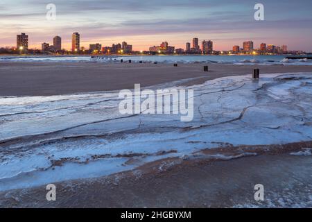 Vue sur le quartier de Lincoln Park depuis North Avenue Beach, Chicago. Banque D'Images