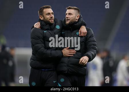 Milan, Italie.19th janvier 2022.Milan Skriniar (FC Internazionale) et Stefan de Vrij (FC Internazionale) pendant Inter - FC Internazionale vs Empoli FC, football italien Coppa Italia match à Milan, Italie, janvier 19 2022 crédit: Independent photo Agency/Alay Live News Banque D'Images