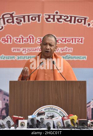 Noida, Inde.19th janvier 2022.GREATER NOIDA, INDE - JANVIER 19 : le ministre en chef de l'Uttar Pradesh, Yogi Adityanath, s'adresse aux médias à l'Institut gouvernemental des sciences médicales (GIMS) le 19 janvier 2022 à Greater Noida, Inde.(Photo de Sunil Ghosh/Hindustan Times/Sipa USA) crédit: SIPA USA/Alay Live News Banque D'Images