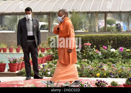 Noida, Inde.19th janvier 2022.GREATER NOIDA, INDE - JANVIER 19 : le ministre en chef de l'Uttar Pradesh, Yogi Adityanath, se présente à un programme de vaccination à l'Institut gouvernemental des sciences médicales (GIMS) le 19 janvier 2022 dans le Grand Noida, en Inde.(Photo de Sunil Ghosh/Hindustan Times/Sipa USA) crédit: SIPA USA/Alay Live News Banque D'Images