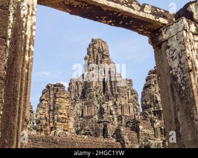 Tours de face dans un cadre de fenêtre à Angkor Thom - Siem Reap, Cambodge Banque D'Images