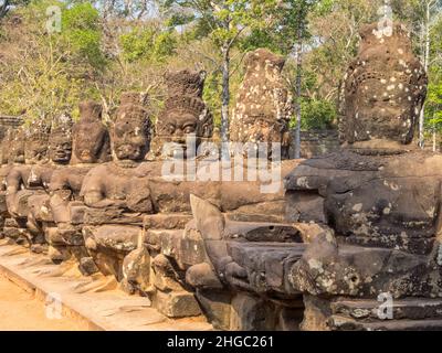 Statues d'asuras (démons) à la porte sud d'Angkor Thom - Siem Reap, Cambodge Banque D'Images