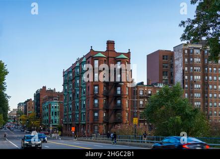 Boston, États-Unis - 22 octobre 2021 : maisons historiques en grès brun le long de la rue animée dans le quartier de Back Bay, Boston, Massachusetts Banque D'Images