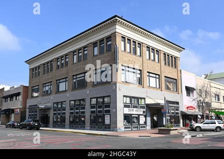 SANTA ANA, CALIFORNIE - 19 JANVIER 2022 : le Rankin Building, anciennement un grand magasin, est inscrit au registre national des lieux historiques. Banque D'Images