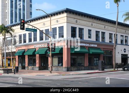 SANTA ANA, CALIFORNIE - 19 JANVIER 2022 : Starbucks Coffee à l'angle de Broadway et 4th Street dans le centre-ville de Santa Ana. Banque D'Images