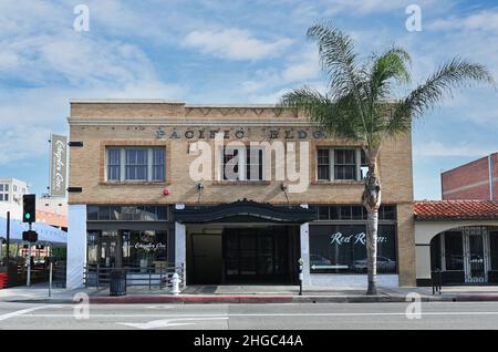 SANTA ANA, CALIFORNIE - 19 JANVIER 2022 : le bâtiment Pacific a été construit en 1925 et abrite le chapitre 1, un pub gastronomique local moderne. Banque D'Images