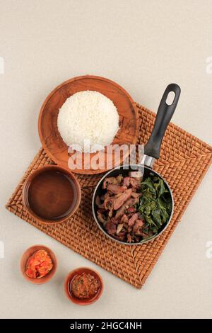 SEI SAPI ou Beef Sei est du bœuf fumé traditionnel indonésien, servi avec des feuilles de manioc bouillies et du luat de Sambal ou du Matah de Sambal.Cuisine typique de Nusa Banque D'Images