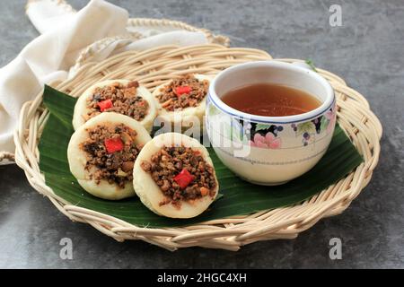 Kue Talam Oncom, gâteau traditionnel à la vapeur de l'Indonésie avec garniture Oncom.Oncom est une Staple Foods de West JavaMade de Soy Bean Banque D'Images