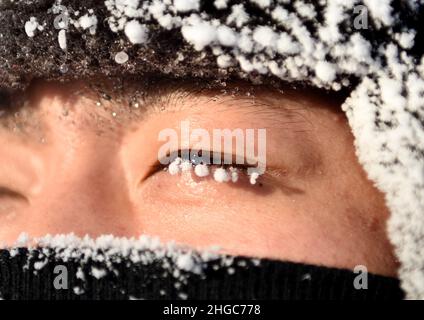 GREAT KHINGAN, CHINE - le 20 JANVIER 2022 - la police des frontières avec le gel face bravant des températures de congélation de moins 34 degrés Celsius patrouillent la frontière à l'intérieur Banque D'Images