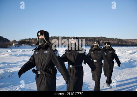 GREAT KHINGAN, CHINE - le 20 JANVIER 2022 - la police des frontières avec le gel face bravant des températures de congélation de moins 34 degrés Celsius patrouillent la frontière à l'intérieur Banque D'Images