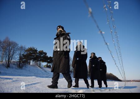 GREAT KHINGAN, CHINE - le 20 JANVIER 2022 - la police des frontières avec le gel face bravant des températures de congélation de moins 34 degrés Celsius patrouillent la frontière à l'intérieur Banque D'Images