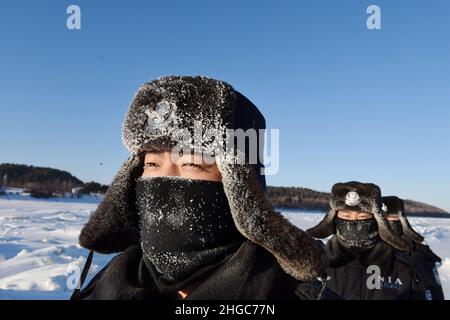 GREAT KHINGAN, CHINE - le 20 JANVIER 2022 - la police des frontières avec le gel face bravant des températures de congélation de moins 34 degrés Celsius patrouillent la frontière à l'intérieur Banque D'Images