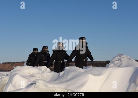 GREAT KHINGAN, CHINE - le 20 JANVIER 2022 - la police des frontières avec le gel face bravant des températures de congélation de moins 34 degrés Celsius patrouillent la frontière à l'intérieur Banque D'Images