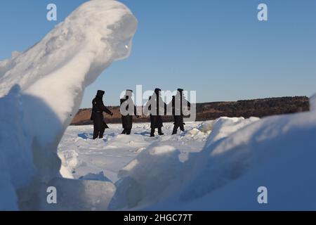 GREAT KHINGAN, CHINE - le 20 JANVIER 2022 - la police des frontières avec le gel face bravant des températures de congélation de moins 34 degrés Celsius patrouillent la frontière à l'intérieur Banque D'Images