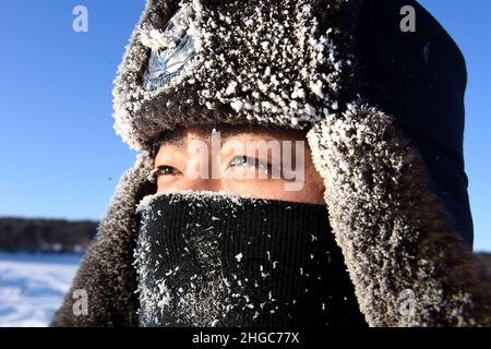 GREAT KHINGAN, CHINE - le 20 JANVIER 2022 - la police des frontières avec le gel face bravant des températures de congélation de moins 34 degrés Celsius patrouillent la frontière à l'intérieur Banque D'Images