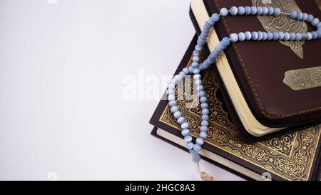 Deux Saint Coran empilé avec des perles de prière gros plan Banque D'Images