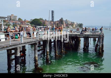 Un groupe de personnes sur un quai à Manly Wharf à Sydney, en Australie Banque D'Images