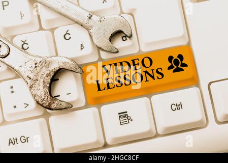 Enseigne à écriture manuelle leçons vidéo. Concept Internet matériel d'éducation en ligne pour un sujet Affichage et apprentissage rédaction de sujets en ligne intéressants, saisie Banque D'Images