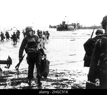 Les troupes américaines se déplacent sur Utah Beach pendant les atterrissages du jour J.L'embarcation peut être vue en arrière-plan. Banque D'Images