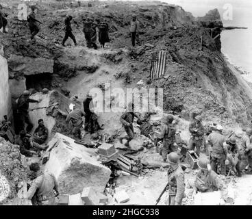 Deux jours après le jour J, après que les forces de secours aient atteint les Rangers sur les falaises de la Pointe du hoc.En haut de l'image, on peut voir les soldats allemands se rendre.Le drapeau américain est mis à l'extérieur pour empêcher le feu amical. Banque D'Images