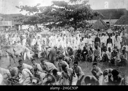 Les soldats fiipino ont déposé leurs armes en capitulation pendant la guerre philippine-américaine qui a duré de 1899 à 1902 Banque D'Images