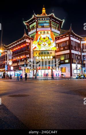 Année des décorations de tigre pour le nouvel an chinois dans la vieille ville touristique ‘Shanghai’ avec des bâtiments de style traditionnel à Shanghai, en Chine. Banque D'Images