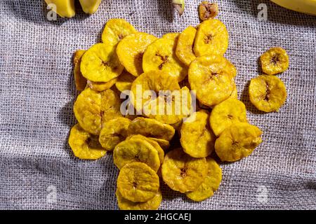Les chips de banane, est un en-cas indonésien traditionnel, fait à partir de tranches de ​​bananas qui sont séchées par friture, puis ajouté édulcorant de sucre, ou d'autres arômes. Banque D'Images