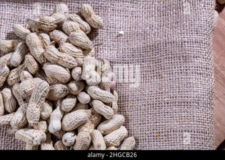 La coquille d'arachide est cuite, avec la peau.L'arachide, aussi connu sous le nom d'arachide, de goober, de pindar ou de noix de singe, et classé comme Arachis hypogaea. Banque D'Images