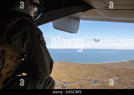 Sergent du corps des Marines des États-UnisBailey Quinn, chef d'équipage du Marine Medium Tiltrotor Squadron (VMM) 162, regarde un MV-22B Osprey avec VMM-162 sur Marine corps Auxiliary Landing Field Bogue, Caroline du Nord, le 13 janvier 2022.Les Osprey ont porté le Sgt.Le Maj. Troy E. Black, 19th sergent-major du corps des Marines, lors d'un sergent-major du Sommet au niveau des forces du corps des Marines, pour discuter du maintien, de la transition et de la qualité de vie dans l'ensemble de la force.Le sommet a également inclus une démonstration de concepts expéditionnaires avancés d'opérations de base.(É.-U.Photo du corps marin par lance Cpl.Adam Henke) Banque D'Images