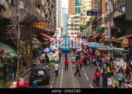 26 novembre 2017 : rue Chun Yeung, un grand marché humide avec une ligne de tramway traversant le centre, situé au point nord, hong kong, chine. Banque D'Images