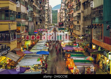 27 novembre 2017: FA Yuen Street Market, alias Sport Shoes Street ou Sneaker Street, est célèbre pour la vente de matériel de sport à Mong Kok, Kowloon, Hong Kong, Banque D'Images