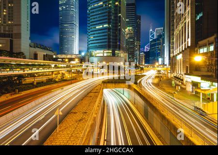 Vue nocturne de Hong Kong avec les sentiers de circulation en chine Banque D'Images
