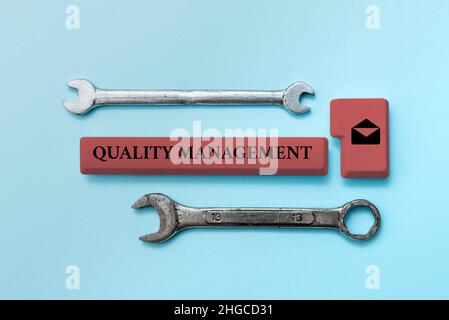 Légende présentant la gestion de la qualité. Concept Internet acte de supervision des activités qui doivent être accomplies révision et publication de nouvelles en ligne Banque D'Images