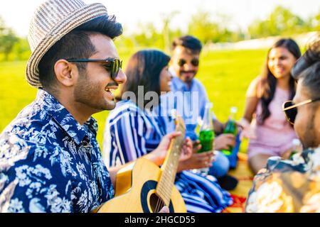 des amis gais d'origine ethnique orientale au pic-nic à sammer park Banque D'Images