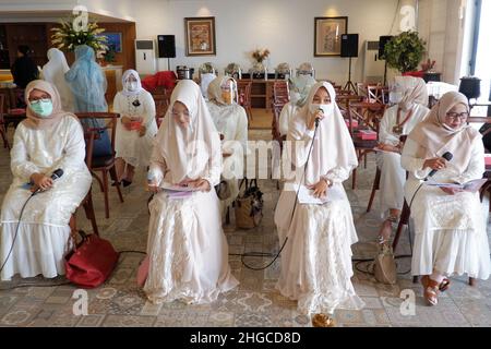 Jakarta, Indonésie - décembre 2020 : Un groupe de femmes musulmanes porte un masque facial dans une salle. Banque D'Images