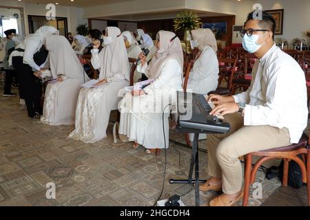 Jakarta, Indonésie - décembre 2020 : Un groupe de musiciens porte un masque facial dans une salle. Banque D'Images