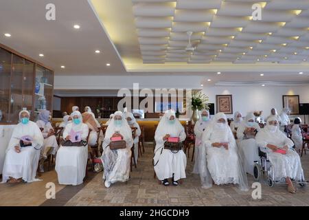 Jakarta, Indonésie - décembre 2020 : Un groupe de femmes musulmanes porte un masque et un masque facial dans une pièce. Banque D'Images