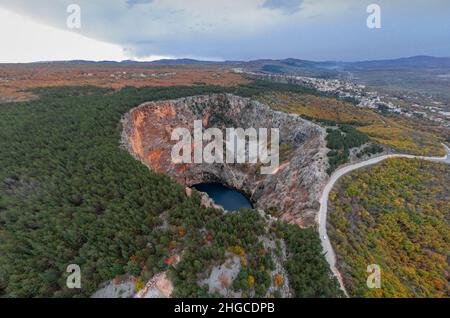 Magnifique et majestueux lac rouge près d'Imotski, un cratère ou un gouffre en calcaire rempli d'eau, plus de 500m de profondeur.Photo de drone aérien. Banque D'Images