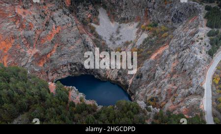 Magnifique et majestueux lac rouge près d'Imotski, un cratère ou un gouffre en calcaire rempli d'eau, plus de 500m de profondeur.Photo de drone aérien. Banque D'Images