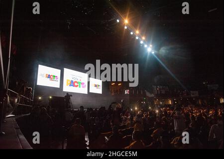 Bogota, Colombie.19th janvier 2022.Partisans lors d'un événement pour la présentation des candidats au congrès dans l'alliance politique appelée 'PACTO Historico', à Bogota, Colombie, le 19 janvier 2022.L'alliance politique dirigée par l'ancien sénateur et deuxième coureur du président Gustavo Petro cherche une tolérance de 0 à la violence si elle est élue.Crédit : long Visual Press/Alamy Live News Banque D'Images