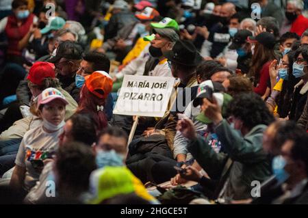 Bogota, Colombie.19th janvier 2022.Partisans lors d'un événement pour la présentation des candidats au congrès dans l'alliance politique appelée 'PACTO Historico', à Bogota, Colombie, le 19 janvier 2022.L'alliance politique dirigée par l'ancien sénateur et deuxième coureur du président Gustavo Petro cherche une tolérance de 0 à la violence si elle est élue.Crédit : long Visual Press/Alamy Live News Banque D'Images