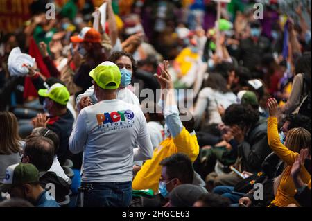 Bogota, Colombie.19th janvier 2022.Partisans lors d'un événement pour la présentation des candidats au congrès dans l'alliance politique appelée 'PACTO Historico', à Bogota, Colombie, le 19 janvier 2022.L'alliance politique dirigée par l'ancien sénateur et deuxième coureur du président Gustavo Petro cherche une tolérance de 0 à la violence si elle est élue.Crédit : long Visual Press/Alamy Live News Banque D'Images