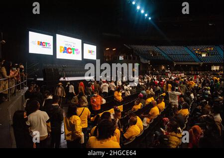 Bogota, Colombie.19th janvier 2022.Partisans lors d'un événement pour la présentation des candidats au congrès dans l'alliance politique appelée 'PACTO Historico', à Bogota, Colombie, le 19 janvier 2022.L'alliance politique dirigée par l'ancien sénateur et deuxième coureur du président Gustavo Petro cherche une tolérance de 0 à la violence si elle est élue.Crédit : long Visual Press/Alamy Live News Banque D'Images