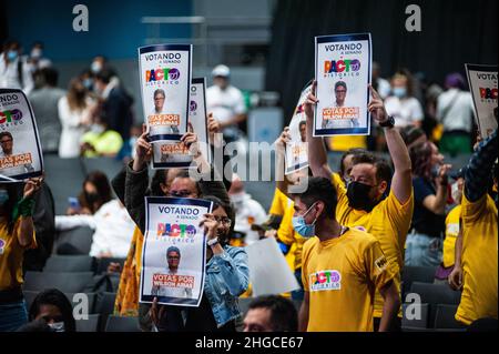 Bogota, Colombie.19th janvier 2022.Partisans lors d'un événement pour la présentation des candidats au congrès dans l'alliance politique appelée 'PACTO Historico', à Bogota, Colombie, le 19 janvier 2022.L'alliance politique dirigée par l'ancien sénateur et deuxième coureur du président Gustavo Petro cherche une tolérance de 0 à la violence si elle est élue.Crédit : long Visual Press/Alamy Live News Banque D'Images