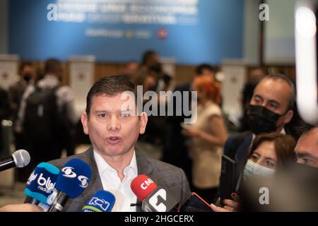 Bogota, Colombie.19th janvier 2022.Le pré-candidat John Milton Rodriguez du parti politique 'Colombie Justa y Libres' parle lors d'un débat d'économie ont été les partis politiques de droite candidats débat dans le cadre de leur campagne pour la présidence de la Colombie pour les élections de 2022, à Bogota, Colombie, le 19 janvier 2021.Crédit : long Visual Press/Alamy Live News Banque D'Images